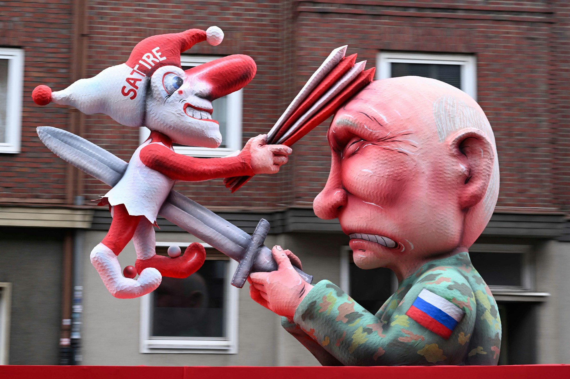 Der russische Machthaber spießt den Hoppeditz mit einem Schwert auf – so kontert Düsseldorfs Wagenbauer Jacques Tilly eine Anklage in Russland.