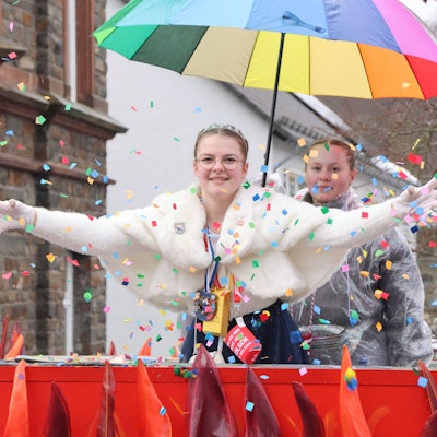 Morsbachs Prinzessin Liya schwebt unter einem Schirm.