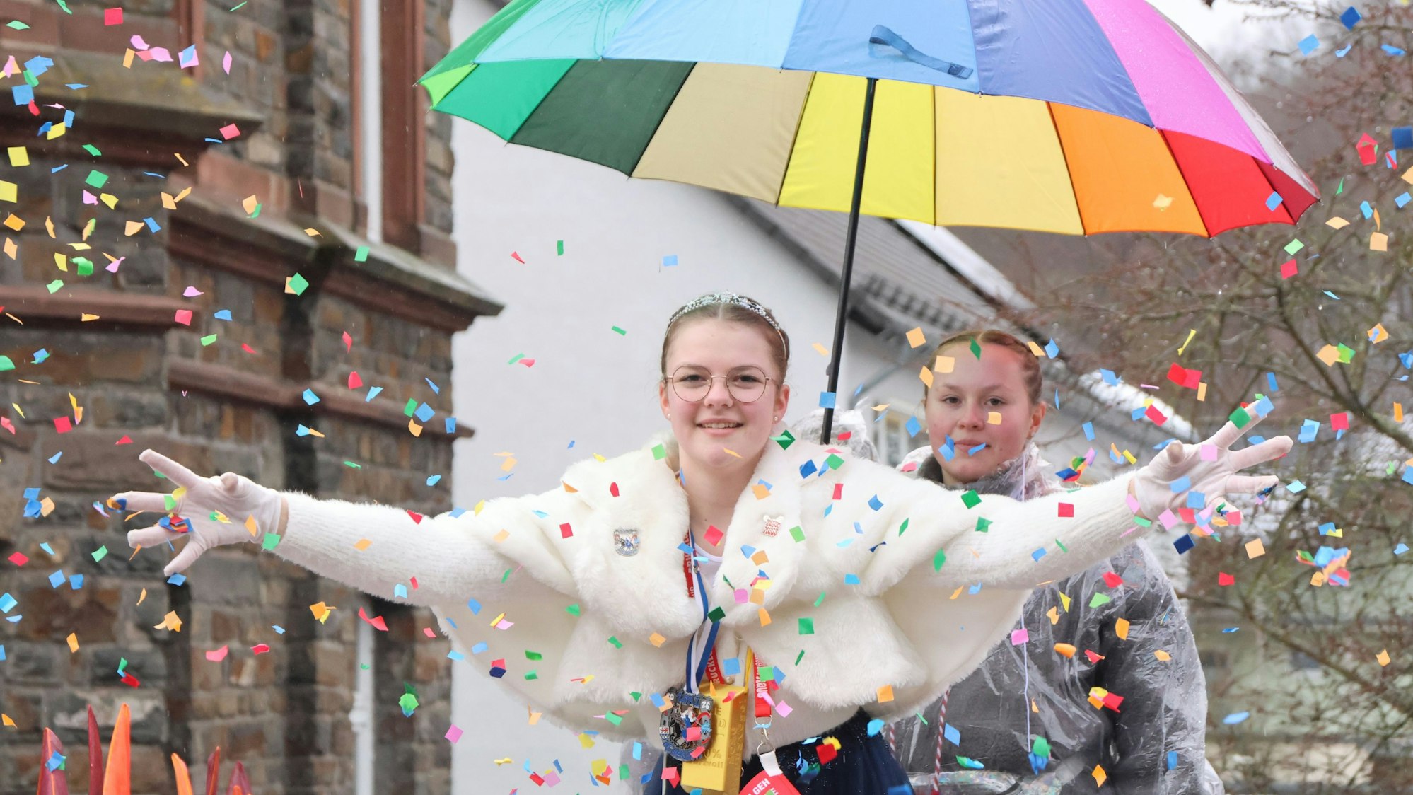 Morsbachs Prinzessin Liya schwebt unter einem Schirm.