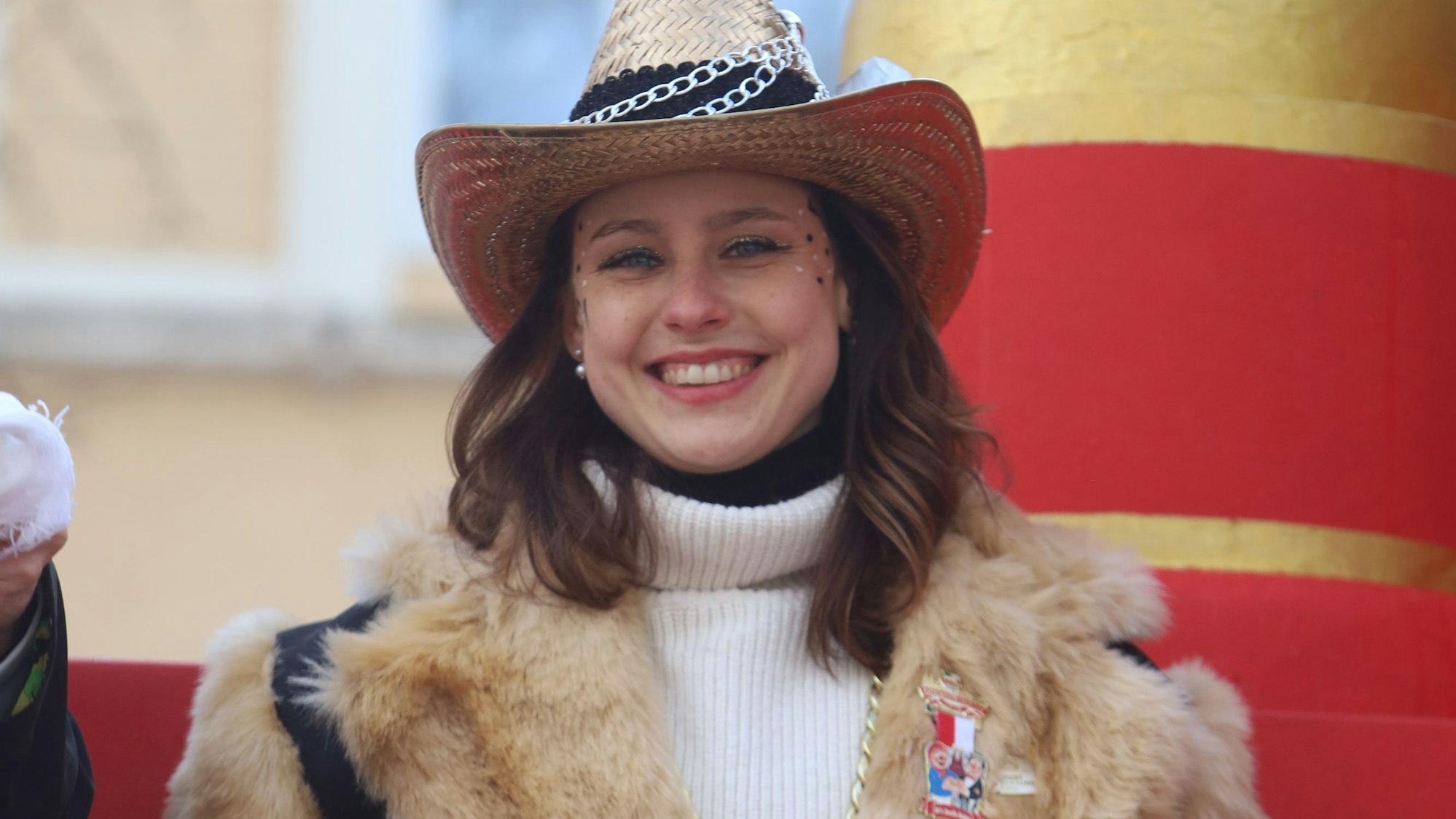 Als Gesicht der Kölner Olympiabewerbung im Rosenmontagszug dabei: die ehemalige Spitzenturnerin Sarah Voss.