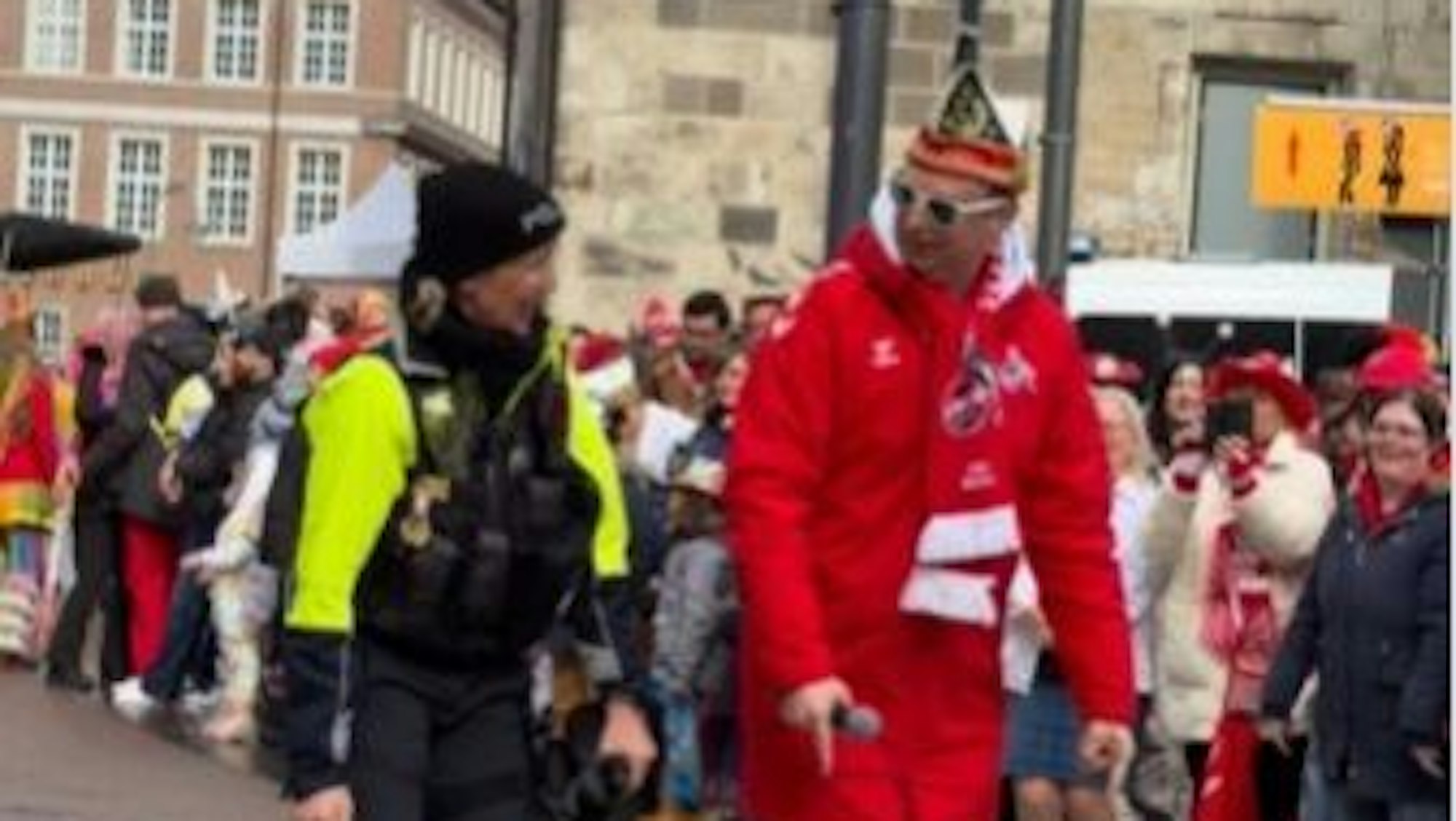 WDR-Moderator Lukas Wachten und Polizistin Ute Gruß am Rande des Rosenmontagszugs.