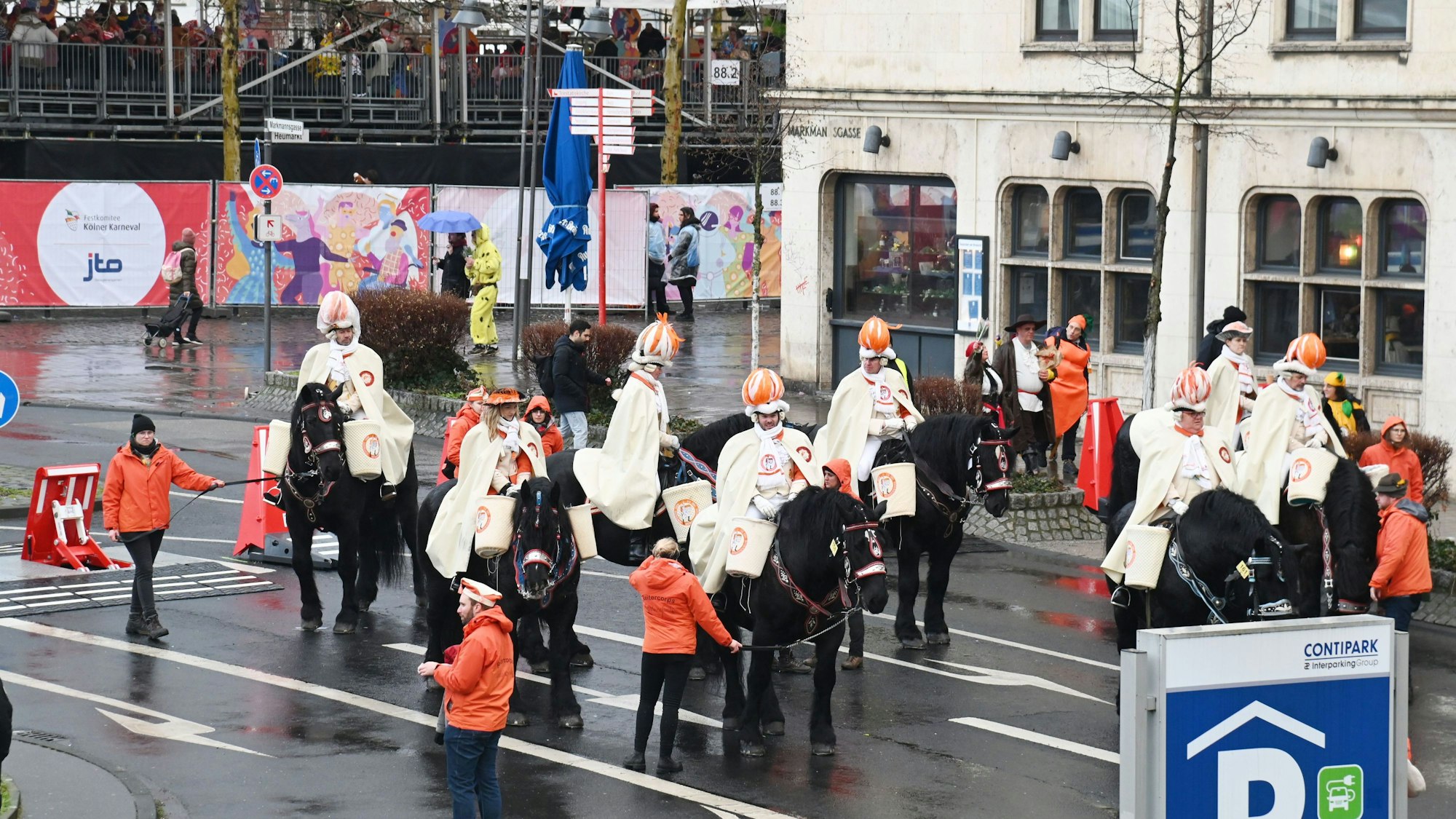 Die Pferde des Reitercorps Appelsinefunke verlassen am Heumarkt den Zug wegen einer Gewitterwarnung.