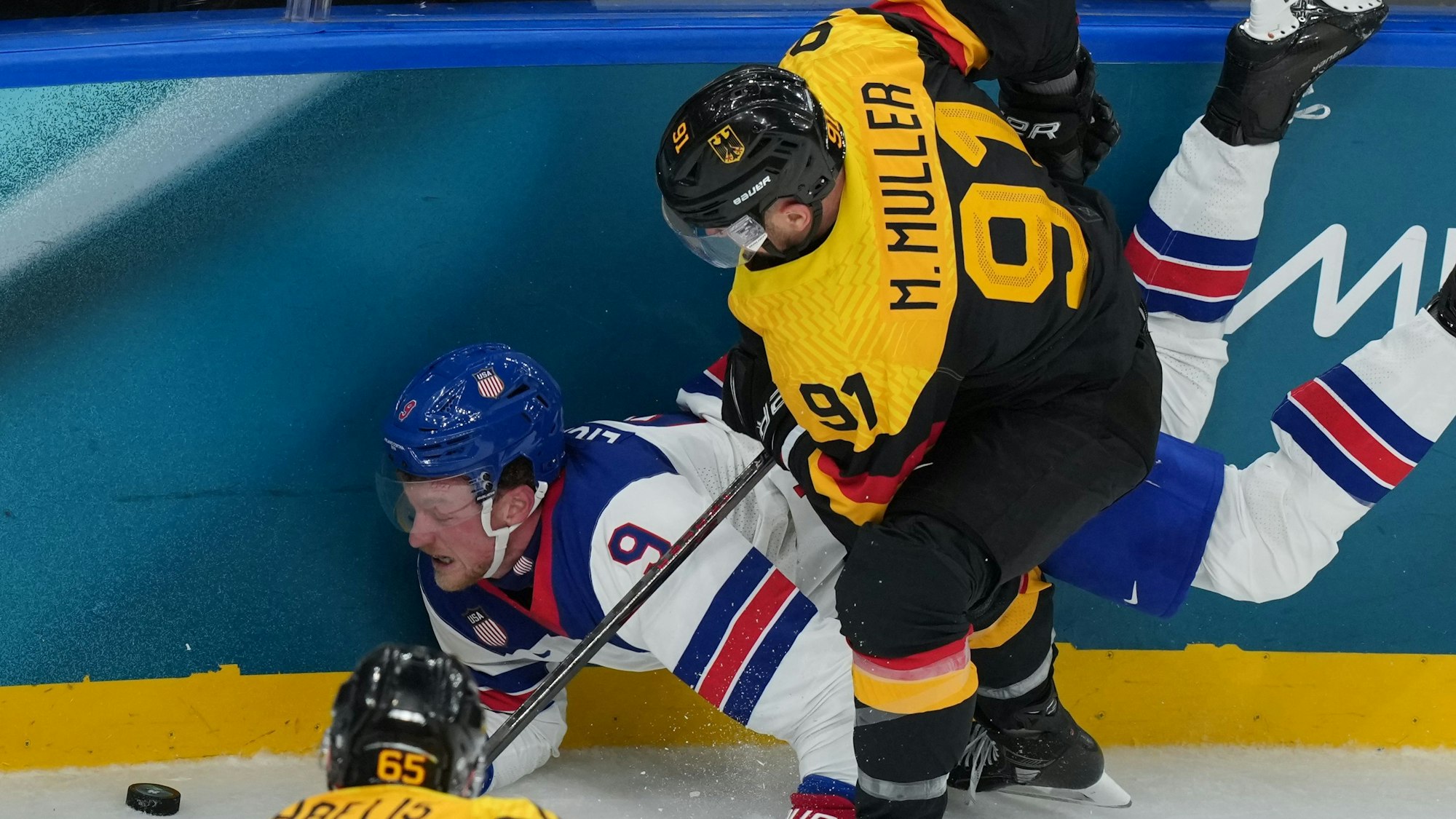 Moritz Müller (r, Deutschland) kämpft mit Jack Eichel (USA) an der Bande.