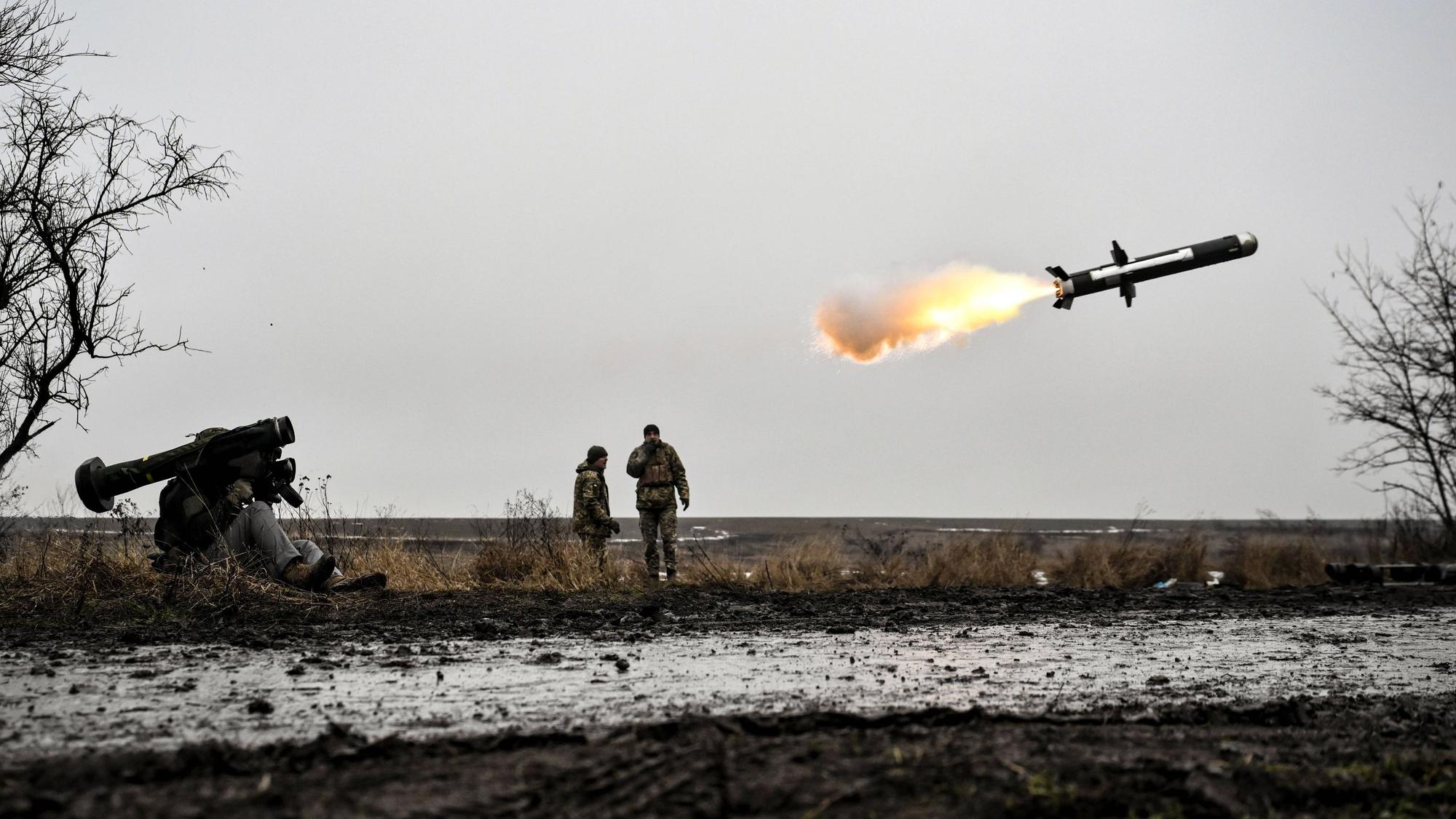 Ukrainische Soldaten feuern eine Javelin-Rakete ab. (Archivbild)