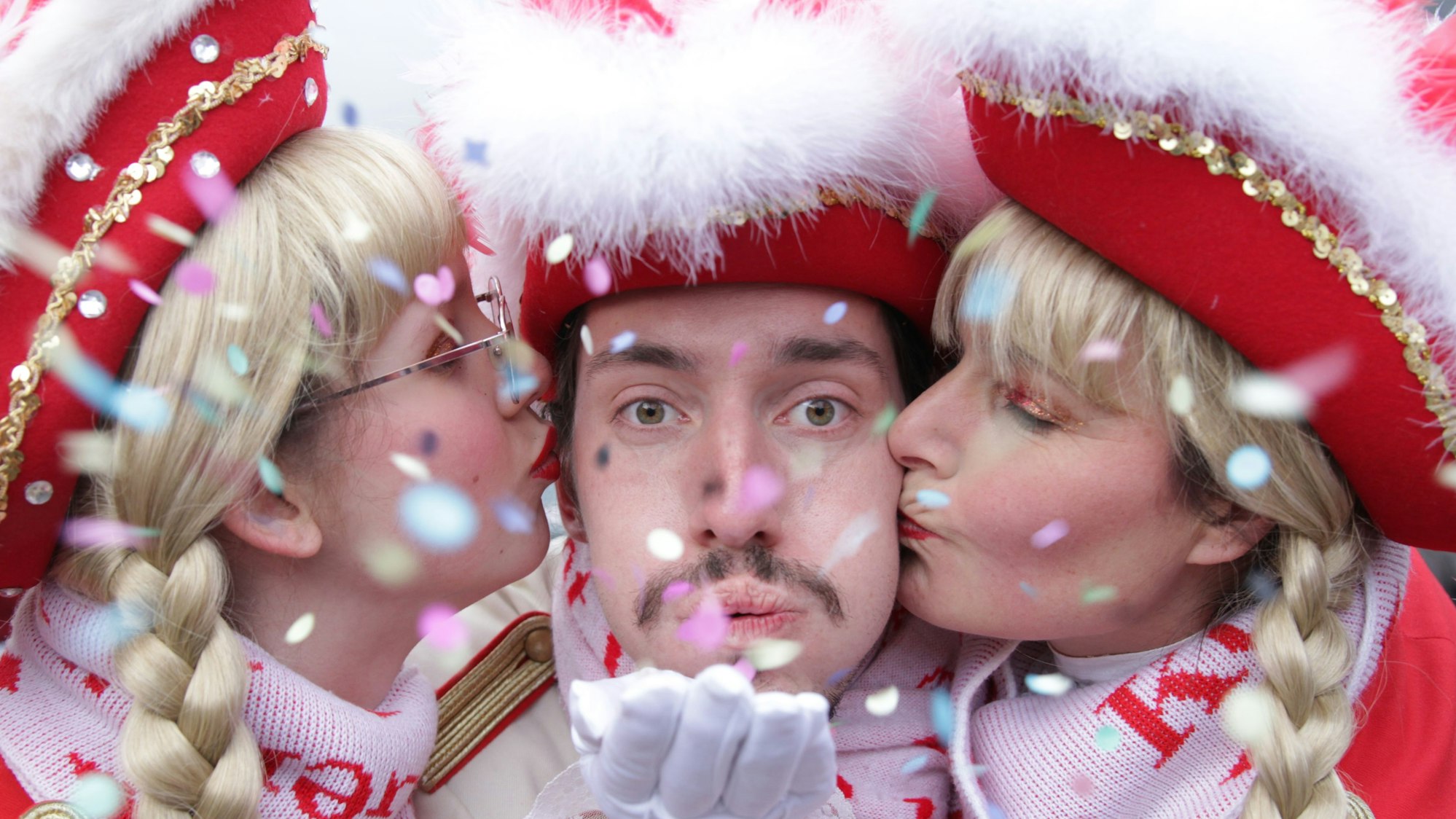 In Jemönk jebütz is bütze deluxe. Das wissen nicht nur Lea (l.), Ole und Jenny.