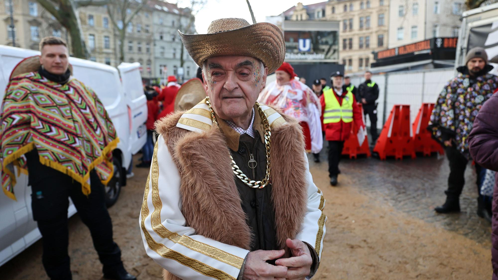 Herbert Reul, Innenminister NRW, kommt kostümiert zum Rosenmontagszug.