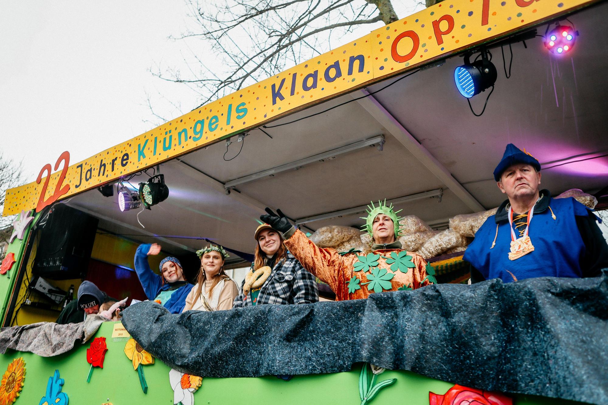 Die Zugteilnehmer stecken sehr viel Mühe und Zeit in die Gestaltung ihrer Wagen. Da lassen sie sich die Laune auch nicht vom Regen vermiesen.