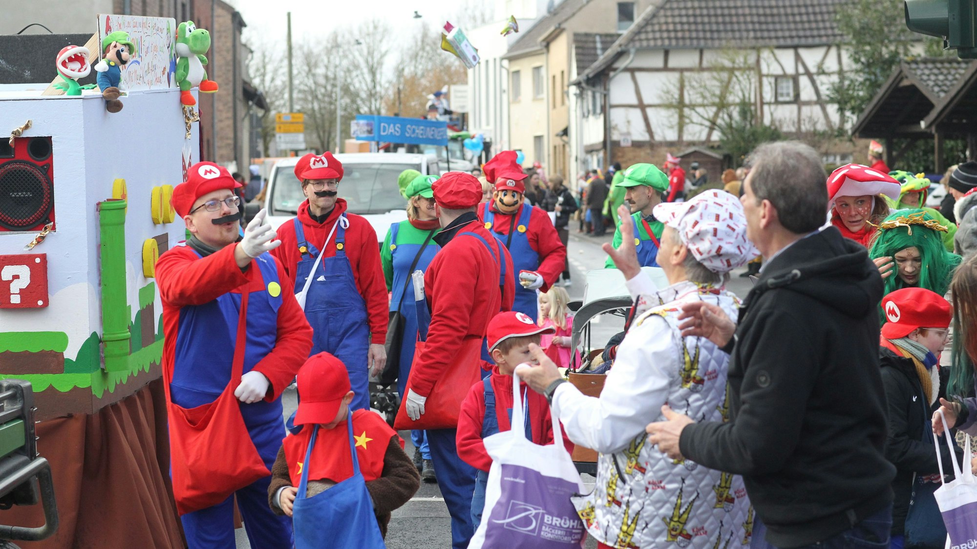 Teilnehmer der Feuerwehr-Löschgruppe Eschmar waren als Luigi und Mario verkleidet.