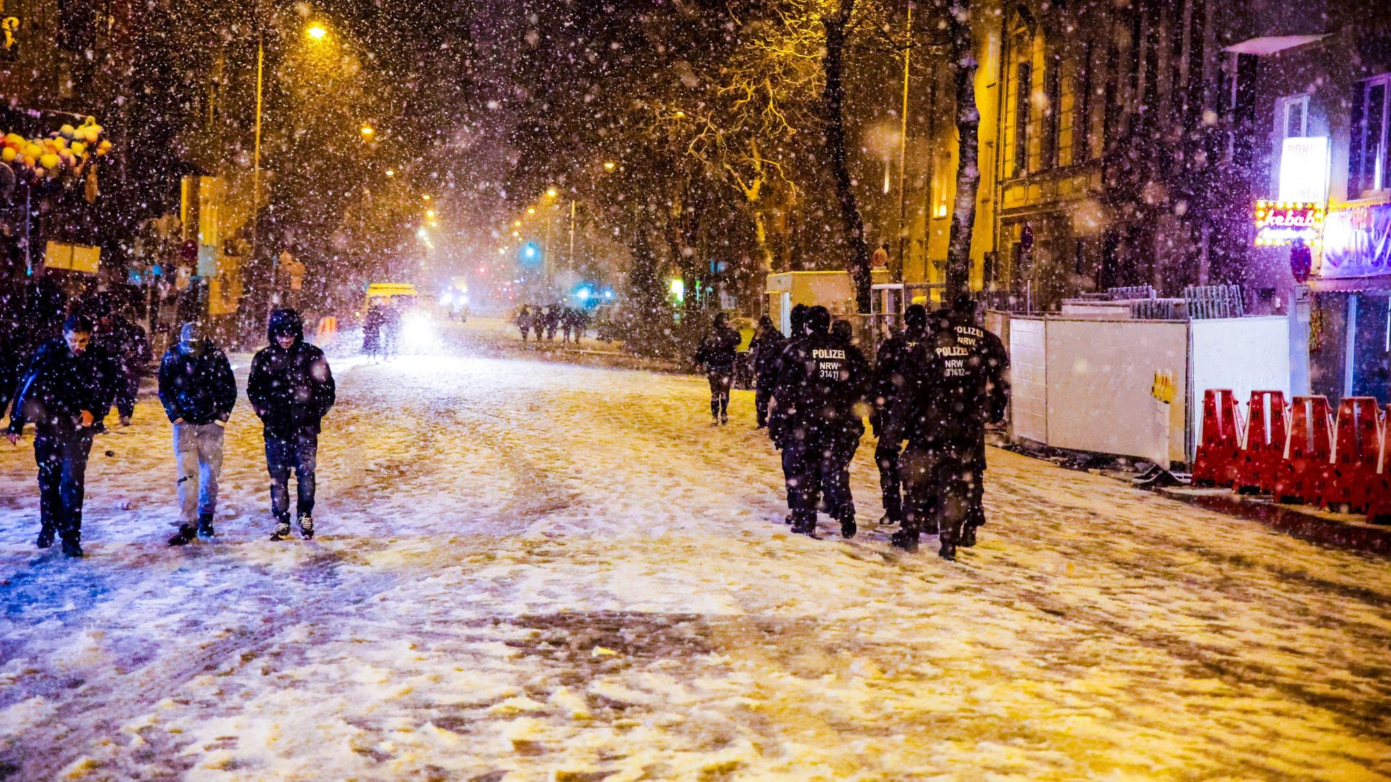 Schneefall am Karnevalssonntag auf der Zülpicher Zülpicher Straße gegen 20.30 Uhr.