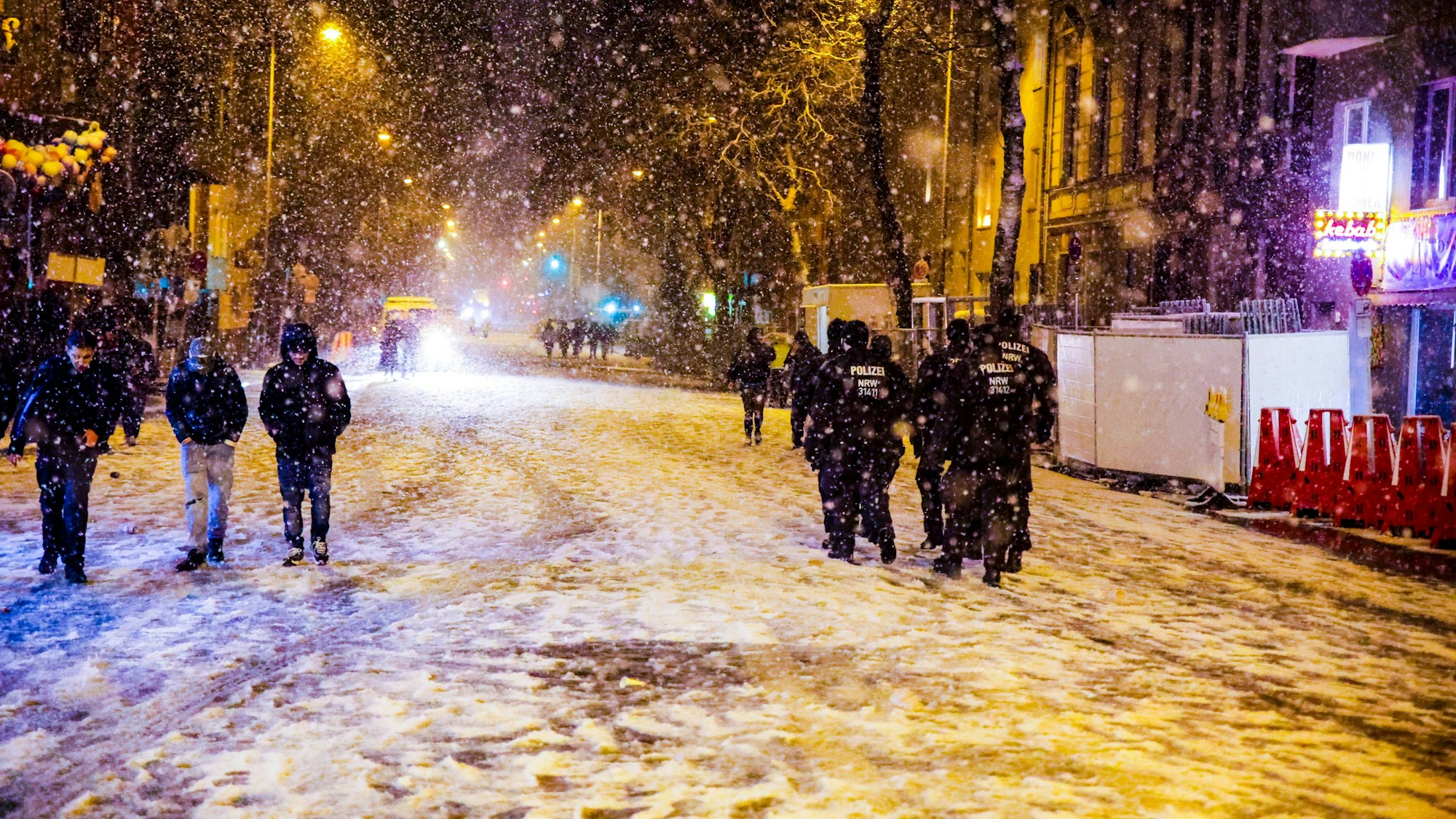 Schneefall am Karnevalssonntag auf der Zülpicher Zülpicher Straße gegen 20.30 Uhr.