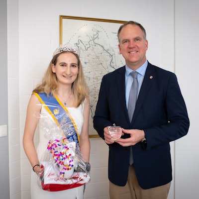 Das Foto zeigt die Kornblumenkönigin und den Bürgermeister im Rathaus vor einer historischen Karte von Hürth.