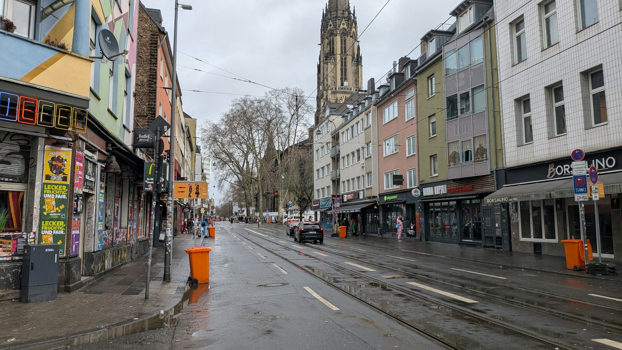 Die Zülpicher Straße um kurz nach 10 Uhr am Rosenmontag