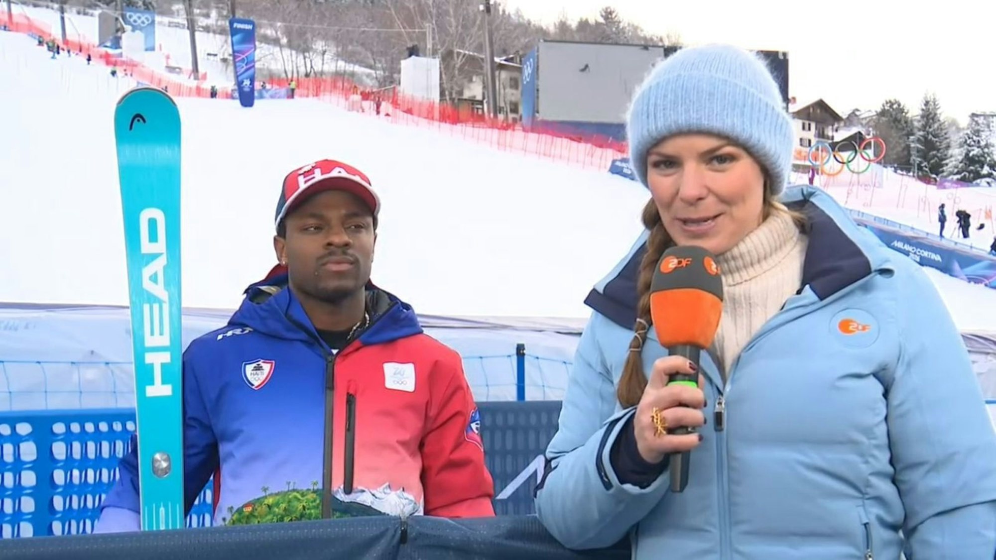 Amelie Stiefvatter spricht mit einem stolzen Rrichardson Viano. (Bild: ZDF)