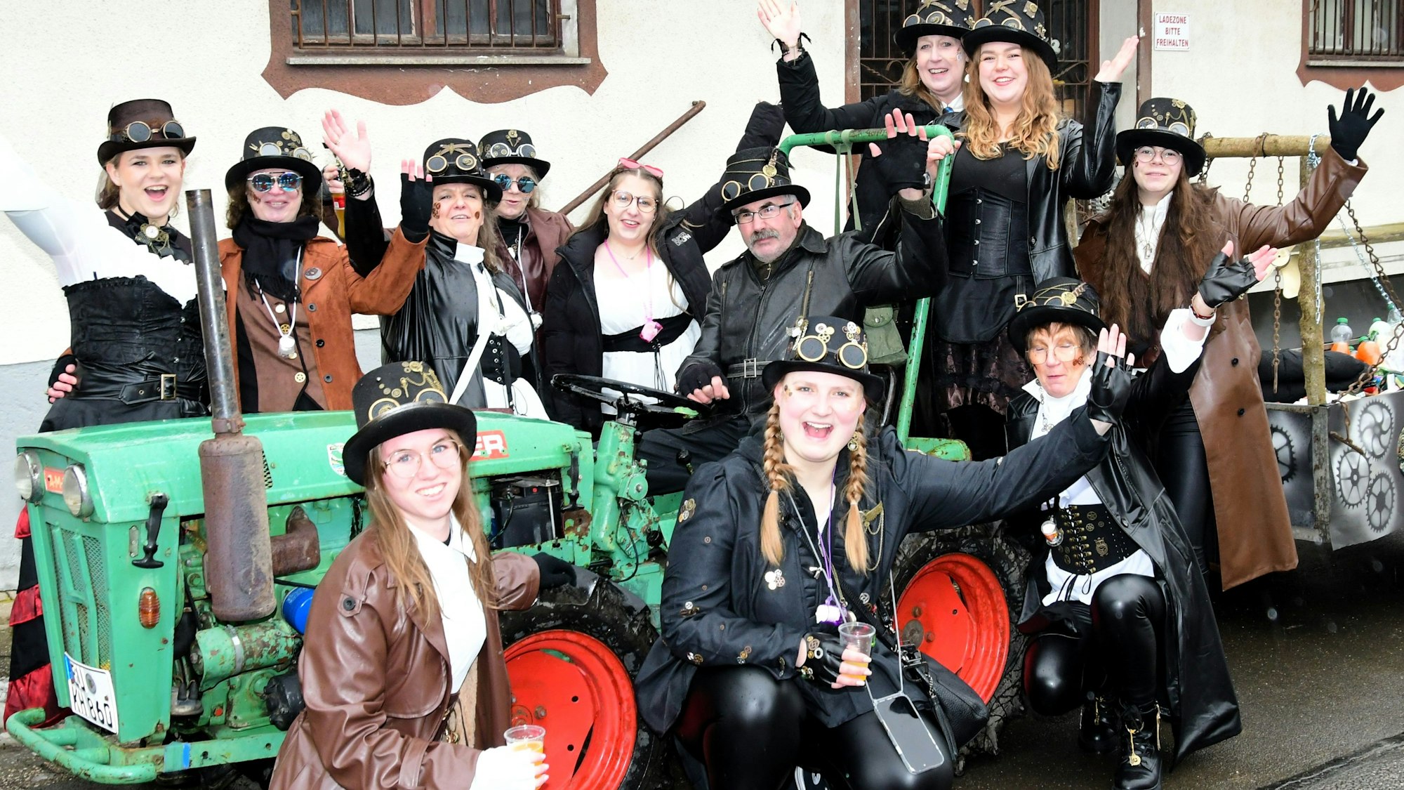 Der über 50 Jahre alter Holder mit Fahrer Karl Heinz Pauly wird von jungen Mädels umringt.