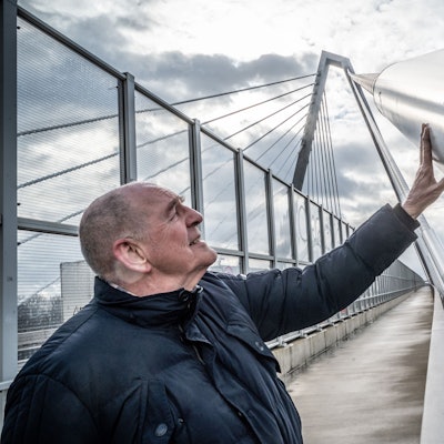 Ulrich van Acken, Leverkusener Brückenbauingenieur, steht auf dem Radweg der Leverkusener Brücke an einem der Tragseile. Das Schneeproblem wird schwer zu lösen sein.