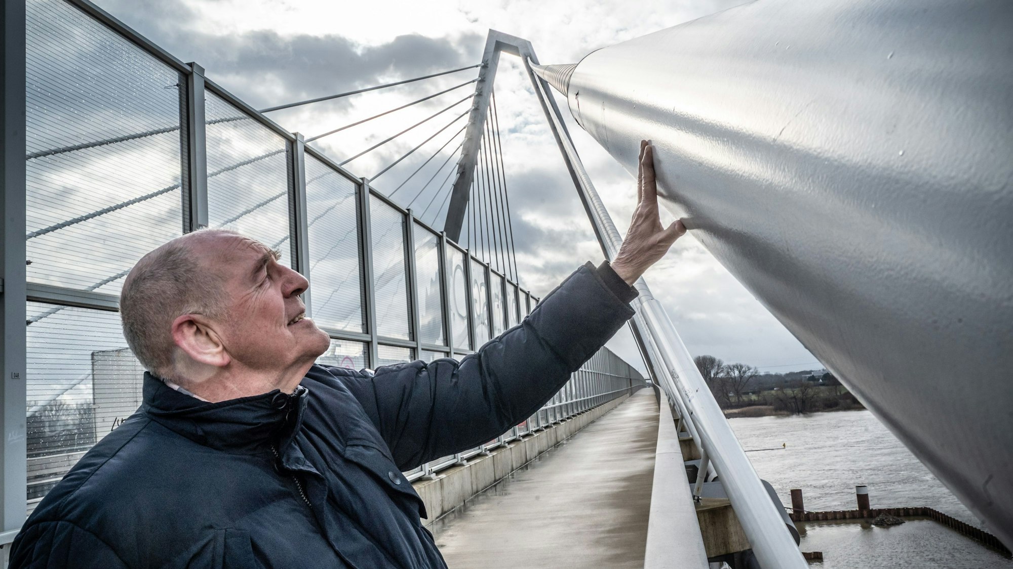 Ulrich van Acken, Leverkusener Brückenbauingenieur, steht auf dem Radweg der Leverkusener Brücke an einem der Tragseile. Das Schneeproblem wird schwer zu lösen sein.