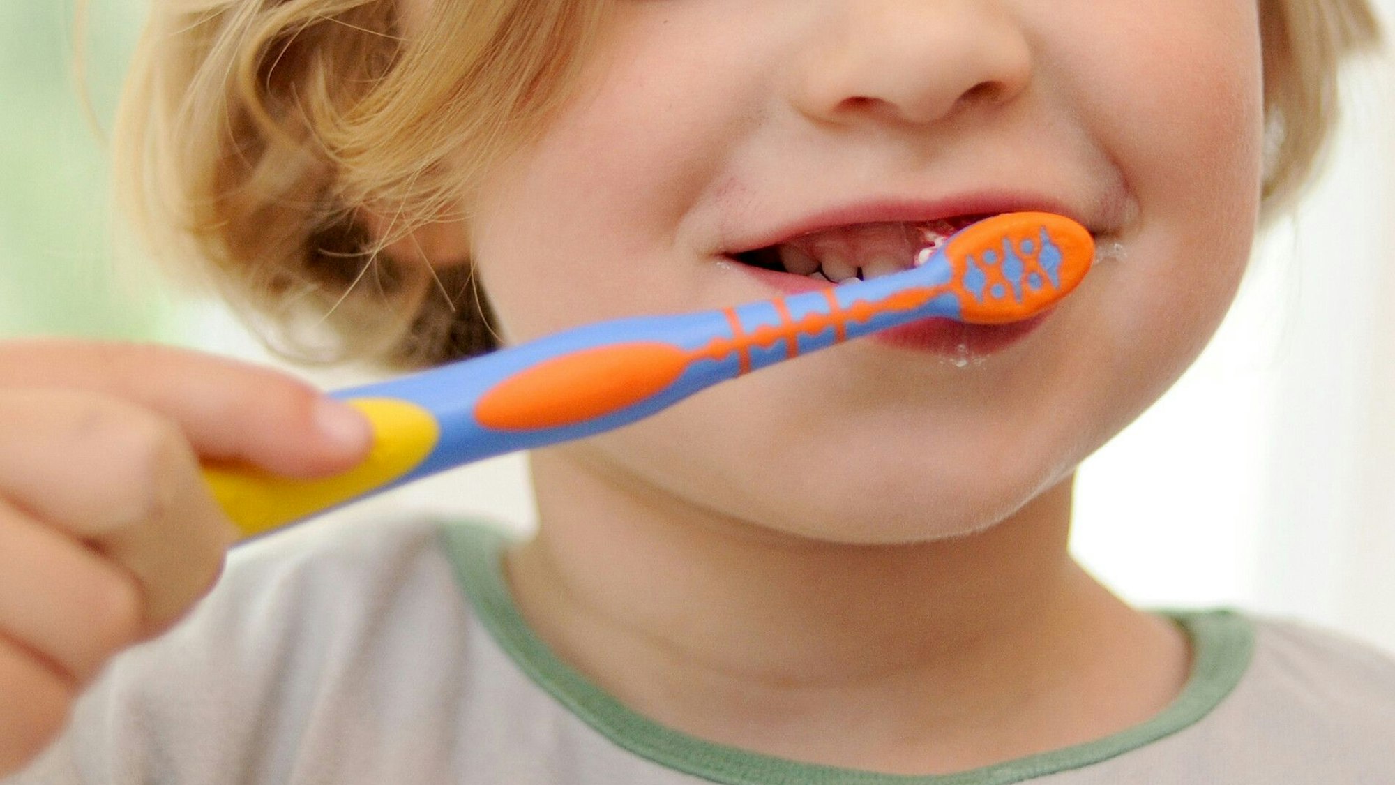 ILLUSTRATION - Schutz vor Karies: Kinderzahnpasten mit Fluorid härten den Zahnschmelz und beugen Schäden vor. (zu dpa: «Test: Jeder dritten Kinderzahnpasta fehlt Fluorid») Foto: Andreas Gebert/dpa/dpa-tmn - Honorarfrei nur für Bezieher des dpa-Themendienstes +++ dpa-Themendienst +++