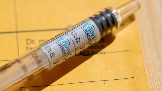 ILLUSTRATION - 03.04.2025, Berlin: Eine Spritze mit dem Impfstoffetikett «Influvac» liegt auf einem gelben Impfpass mit ärztlichen Eintragungen. (zu dpa: «Grippeimpfung nicht verfügbar? Hausärzte gegen Bestellregeln») Foto: Fernando Gutierrez-Juarez/dpa +++ dpa-Bildfunk +++