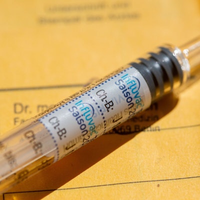 ILLUSTRATION - 03.04.2025, Berlin: Eine Spritze mit dem Impfstoffetikett «Influvac» liegt auf einem gelben Impfpass mit ärztlichen Eintragungen. (zu dpa: «Grippeimpfung nicht verfügbar? Hausärzte gegen Bestellregeln») Foto: Fernando Gutierrez-Juarez/dpa +++ dpa-Bildfunk +++