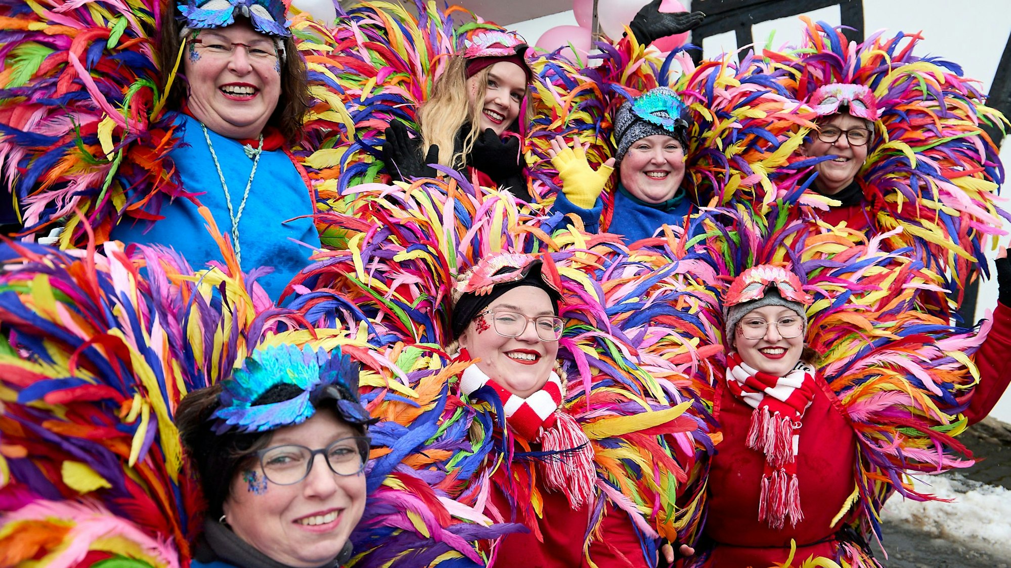 Paradiesisch schön flatterten diese bunten Vögel durch den Heckener Zoch.