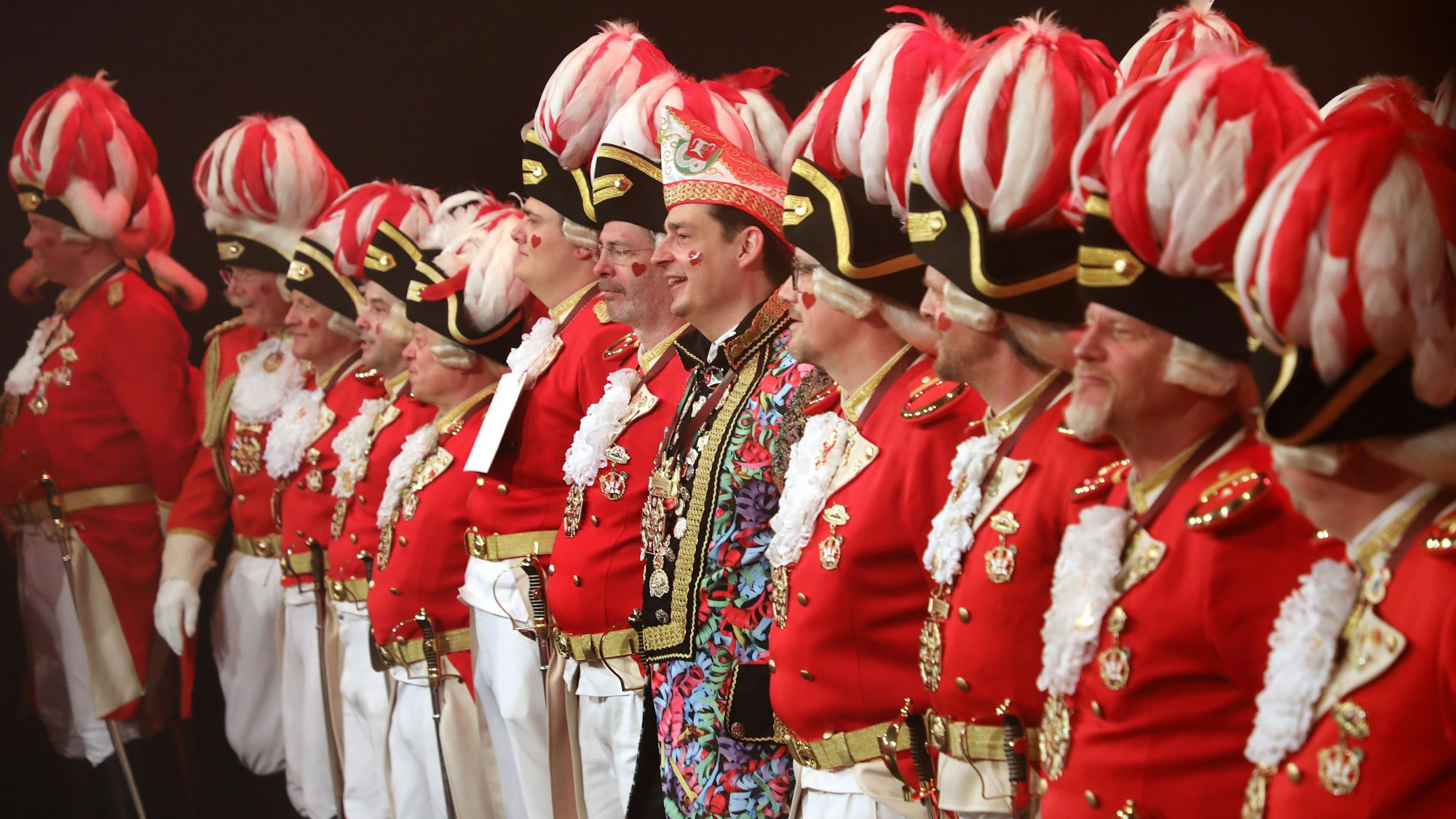 Gladbachs Bürgermeister Marcel Kreutz (Mitte) zog einige Male mit der Prinzengarde mit und auf Bühnen auf.