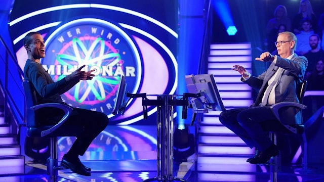 Kurioses Duett: Mit dem Sänger und Gesangslehrer Dennis Maar intonierte Günther Jauch die deutsche Nationalhymne. Anlass war die 8.000-Euro-Frage. Für die überraschende gemeinsame Gesangseinlage gab es viel Applaus. (Bild: RTL / Stefan Gregorowius)