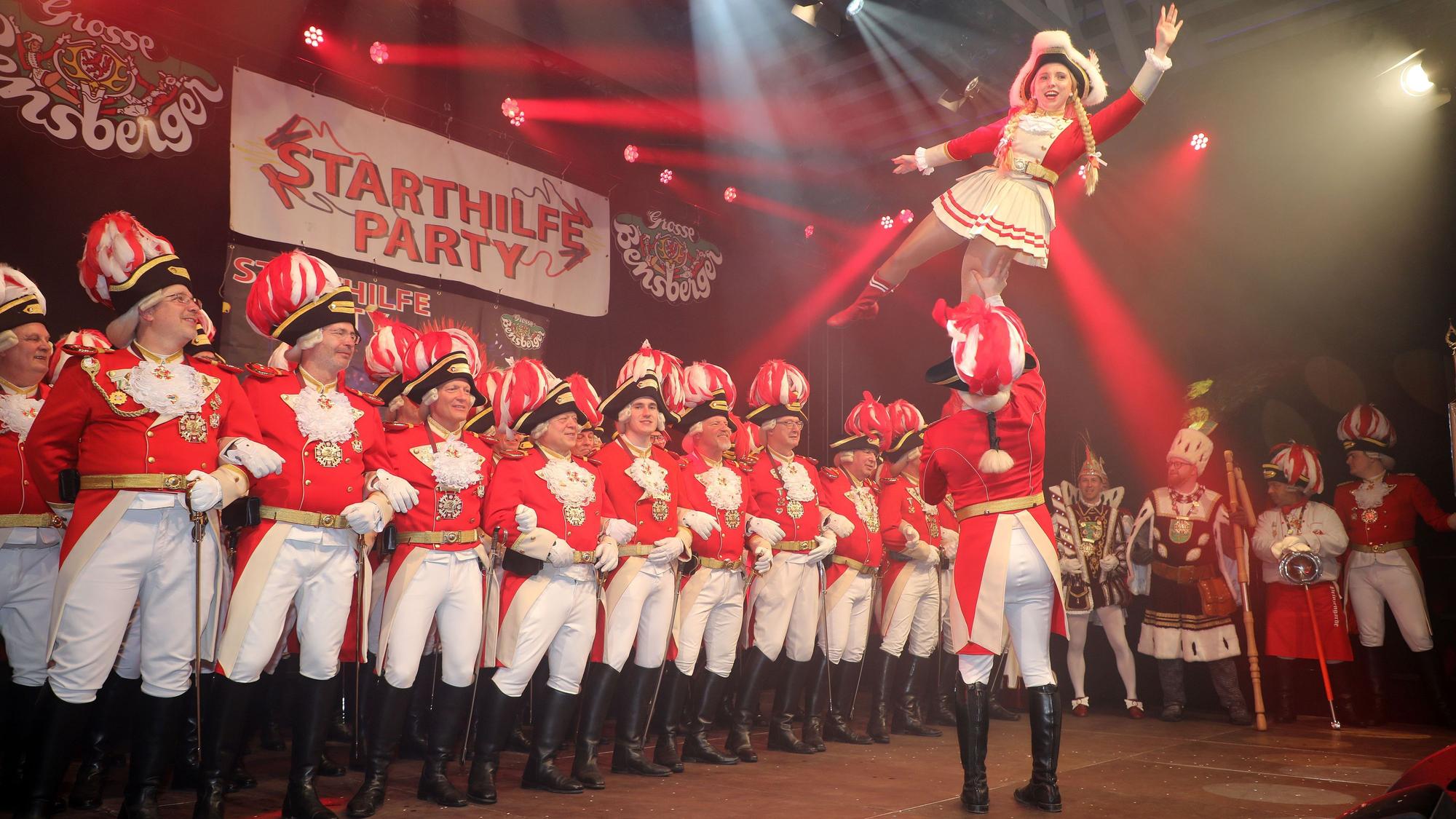 Das Tanzpaar tanzt vor der Prinzengarde in Bergisch Gladbach auf der Starthilfe-Party der Großen Bensberger KG.