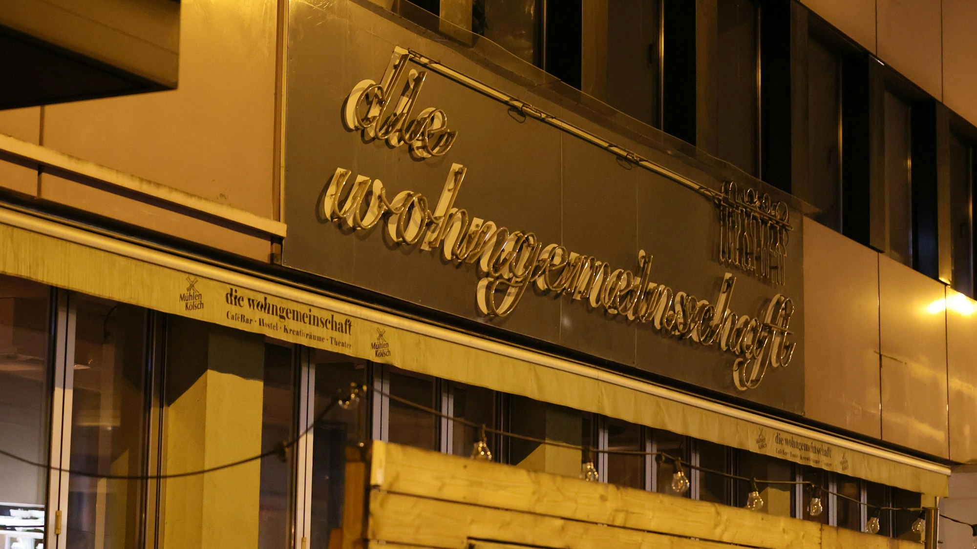 Das Schild der Bar "Die Wohngemeinschaft". Hier ist auch ein Veranstaltungsraum. (Archivbild)