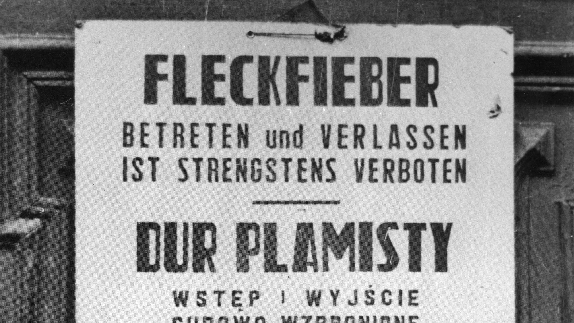 Fleckfieberschild im Warschauer Ghetto 2. Weltkrieg / Warschauer Ghetto (1940 von der dt. Besatzung eingerichtet zur Ghettoisierung und Deportation der jued.Bevoelkerung; nach Aufstand 1943 zerstoert). - "Fleckfieber", Warnschild im Warschau- er Ghetto. - Foto, Anfang 1941 (Albert Cusian, Erhard J. Knobloch).