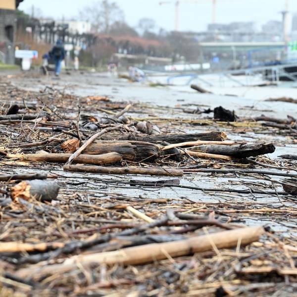 17.02.2026 Köln. Wetter. Winter 2026. Der Rhein führt Hochwasser. In den nächsten Tagen soll der Pegel bei rund 6 Metern KP liegen. Ab 6,20m kommt es zu Einschränkungen für die Schifffahrt. Aktuell liegt der Pegel bei 5,80 m. Foto: Alexander Schwaiger