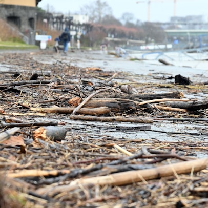 17.02.2026 Köln. Wetter. Winter 2026. Der Rhein führt Hochwasser. In den nächsten Tagen soll der Pegel bei rund 6 Metern KP liegen. Ab 6,20m kommt es zu Einschränkungen für die Schifffahrt. Aktuell liegt der Pegel bei 5,80 m. Foto: Alexander Schwaiger