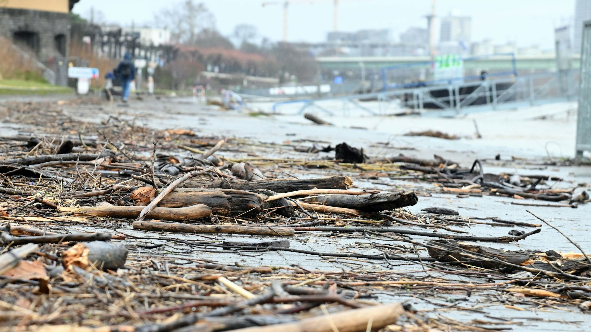 17.02.2026 Köln. Wetter. Winter 2026. Der Rhein führt Hochwasser. In den nächsten Tagen soll der Pegel bei rund 6 Metern KP liegen. Ab 6,20m kommt es zu Einschränkungen für die Schifffahrt. Aktuell liegt der Pegel bei 5,80 m. Foto: Alexander Schwaiger