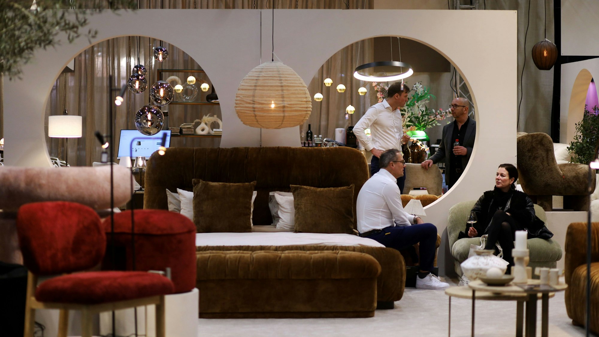 Ein Messestand mit Polstermöbeln