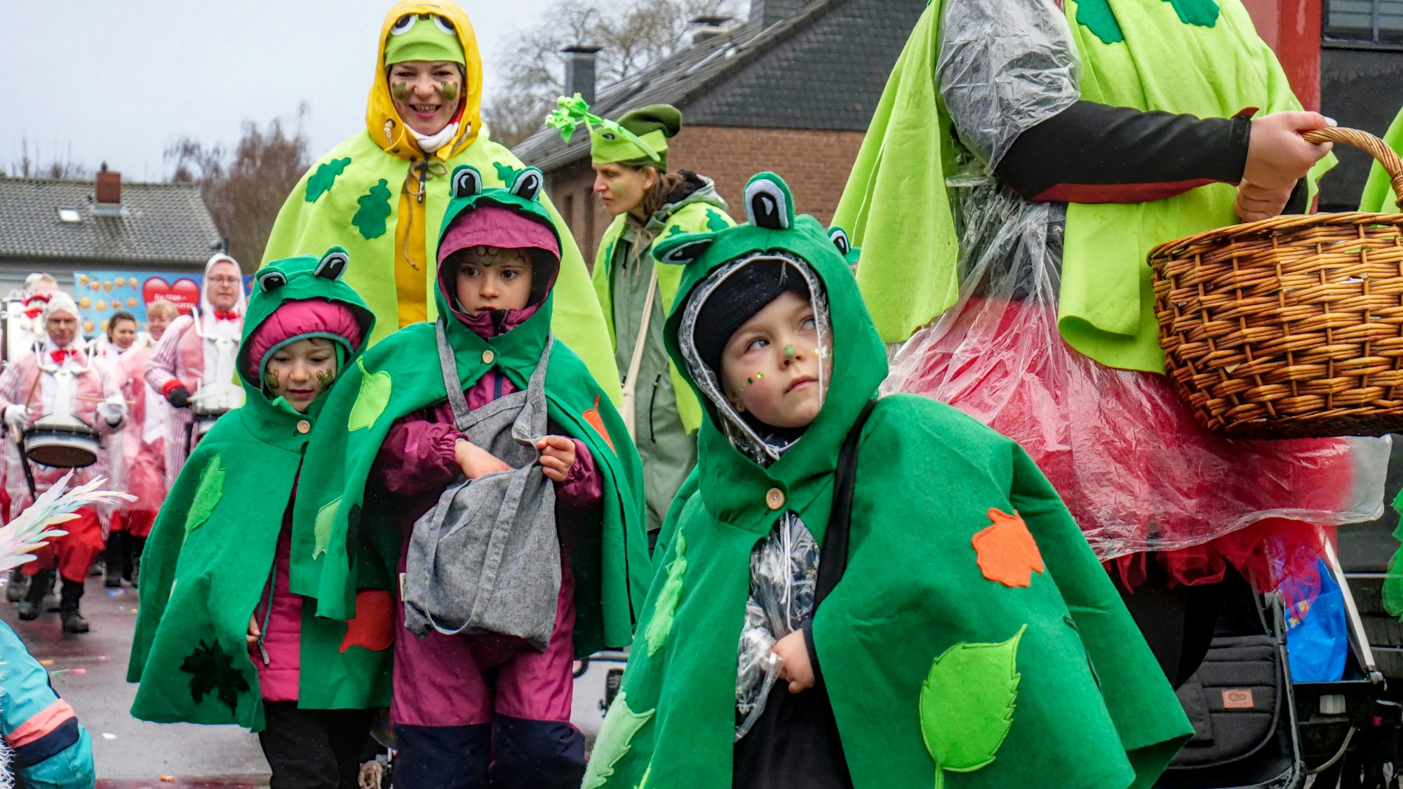 Das Foto zeigt Kinder, die als Frösche verkleidet sind.