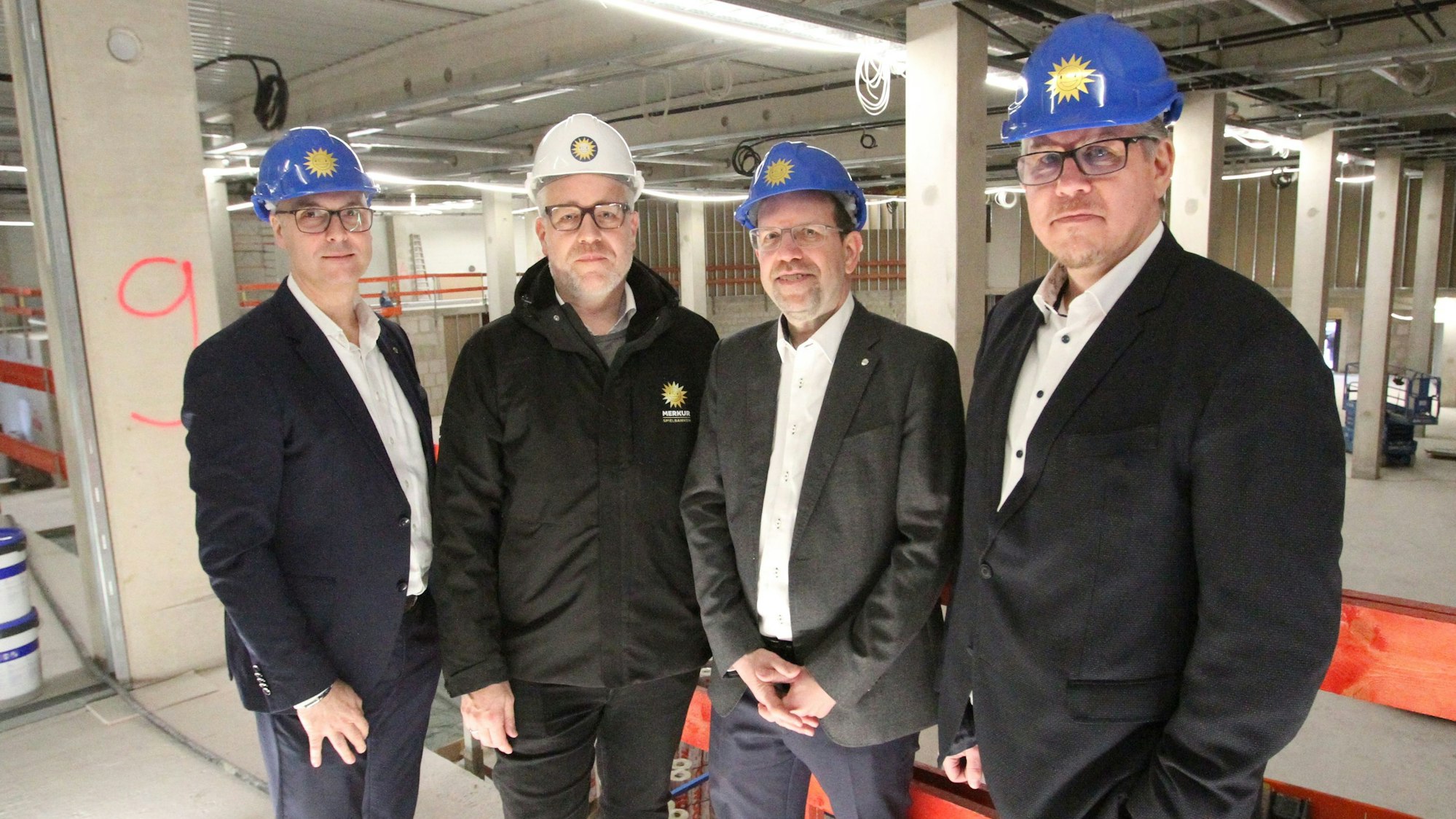 Baustelle für die neue Merkur-Spielbank in Siegburg-Zange, von links: David Schnabel, Vorstand Merkur Group, Knut Achilles, Projektleiter, Sebastian Kühn , Direktor Spielbank Siegburg und Sven Fork, Geschäftsführer Spielbanken NRW