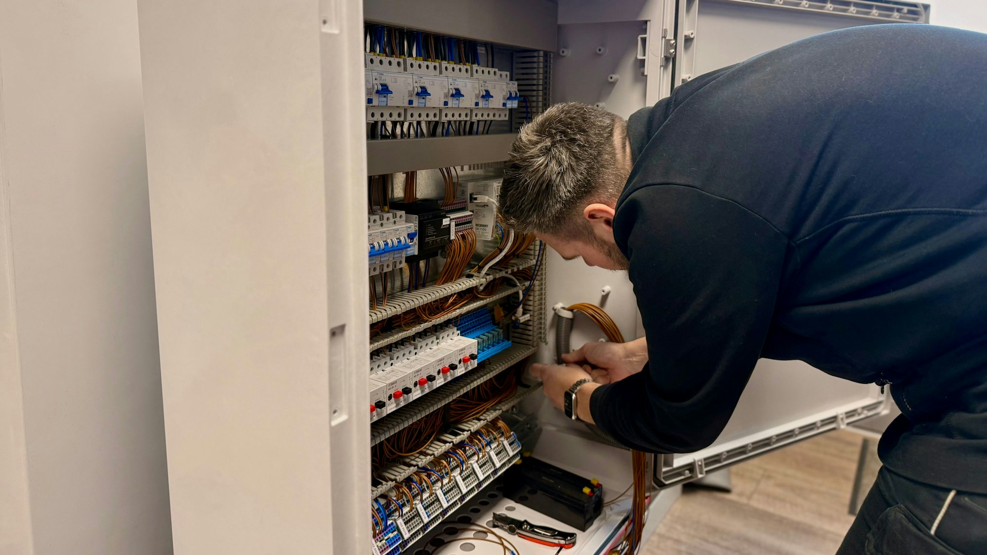 Ein Mitarbeiter von Linn Gerätebau arbeitet an einem Steuerungskasten, der später bei einem Kunden am Teich installiert werden soll.