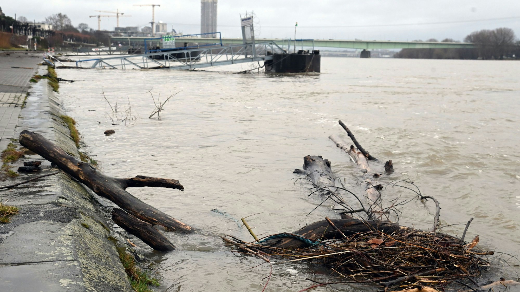 17.02.2026 Köln. Wetter. Winter 2026. Der Rhein führt Hochwasser. In den nächsten Tagen soll der Pegel bei rund 6 Metern KP liegen. Ab 6,20m kommt es zu Einschränkungen für die Schifffahrt. Aktuell liegt der Pegel bei 5,80 m. Foto: Alexander Schwaiger