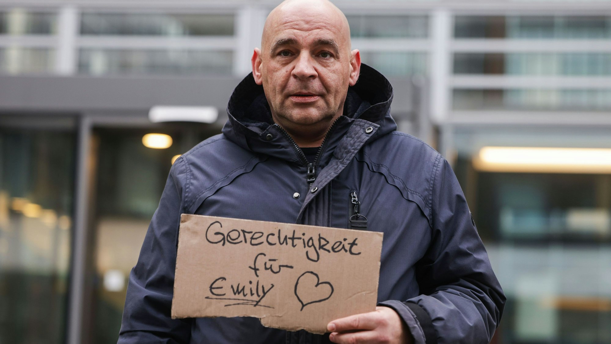 Kay Schierwagen, Vater der verstorbenen Emily, steht mit einem Schild „Gerechtigkeit für Emily“ vor dem Schulministerium. Nach dem Tod seiner Tochter Emily auf einer Klassenfahrt protestiert er im Dezember 2025 vor dem Schulministerium. (Archivbild)