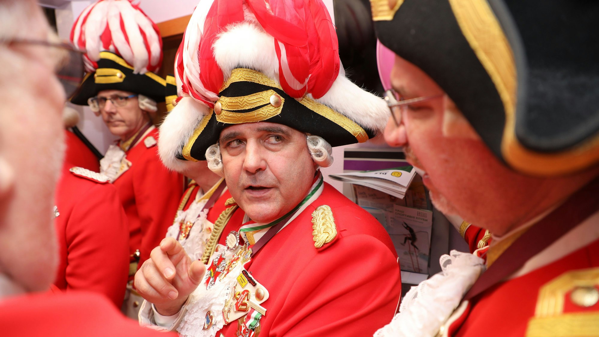 Prinzenführer Frank Mehren hat den Auftrittsplan und die Uhr stets im Blick.