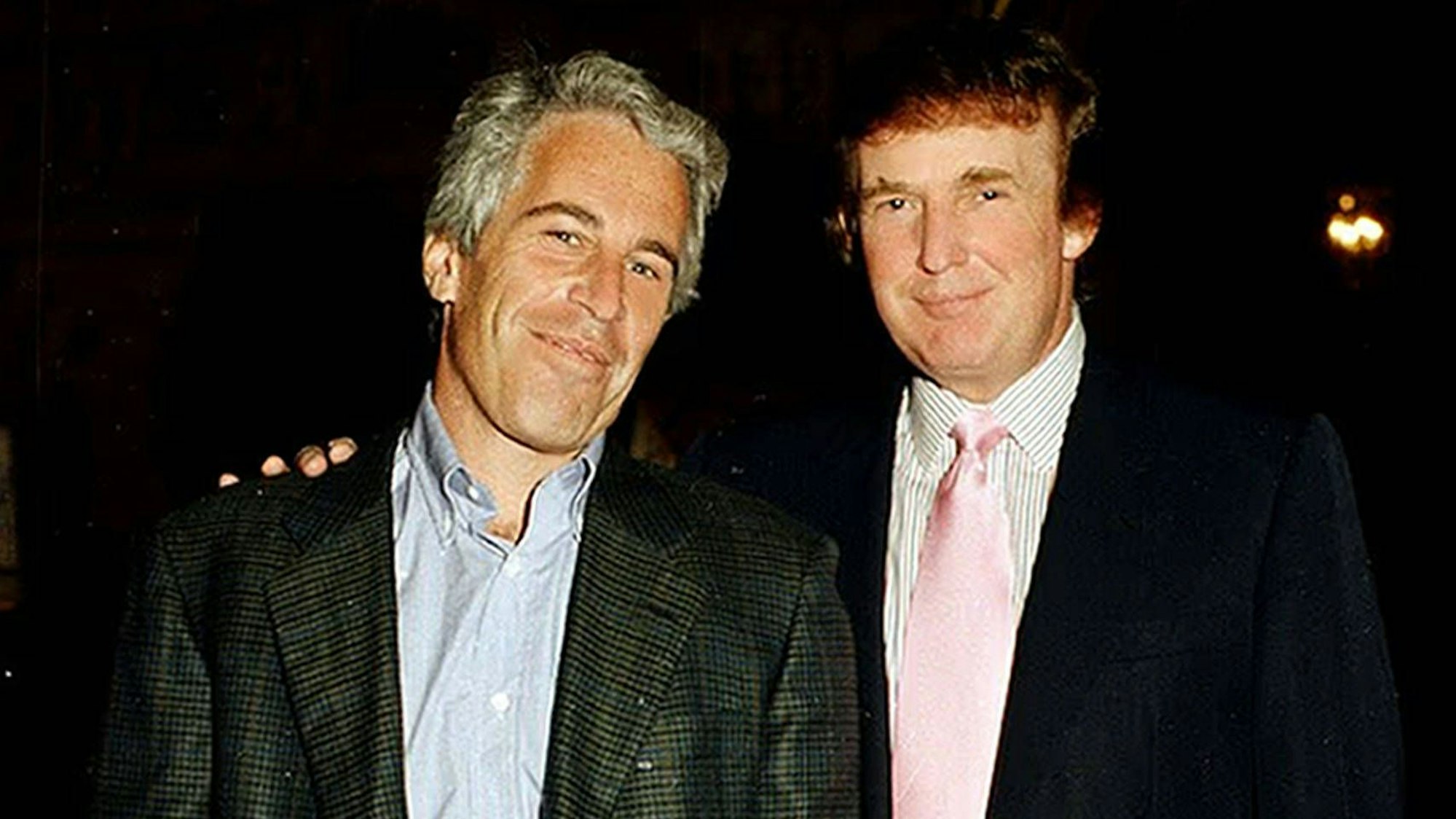 Sexualstraftäter Jeffrey Epstein zusammen mit Donald Trump. (Archivbild)
