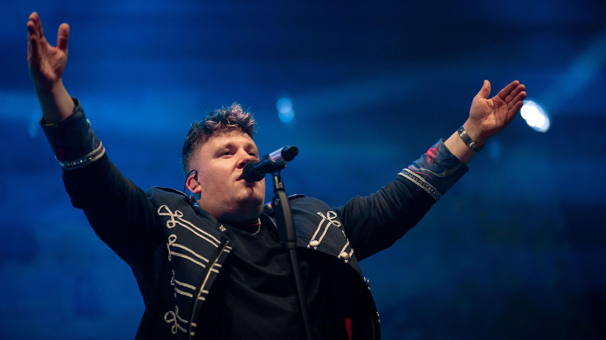 Druckluft-Sänger Florian Hertel auf der Bühne bei einem Auftritt im Januar in der Stadthalle in Mülheim.