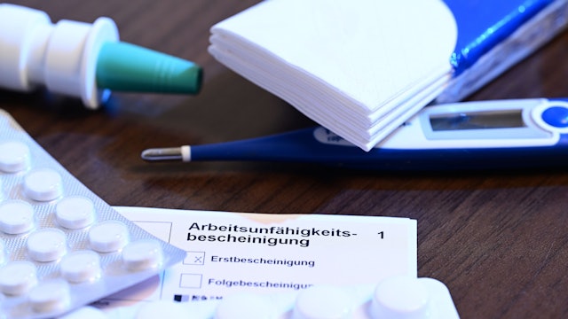ILLUSTRATION - 18.11.2022, Baden-Württemberg, Stuttgart: Arbeitsunfähigkeitsbescheinigung (zu dpa: «Krankheitstage in Rheinland-Pfalz über Bundesschnitt») Foto: Bernd Weißbrod/dpa/dpa-tmn +++ dpa-Bildfunk +++
