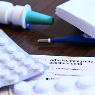 ILLUSTRATION - 18.11.2022, Baden-Württemberg, Stuttgart: Arbeitsunfähigkeitsbescheinigung (zu dpa: «Krankheitstage in Rheinland-Pfalz über Bundesschnitt») Foto: Bernd Weißbrod/dpa/dpa-tmn +++ dpa-Bildfunk +++