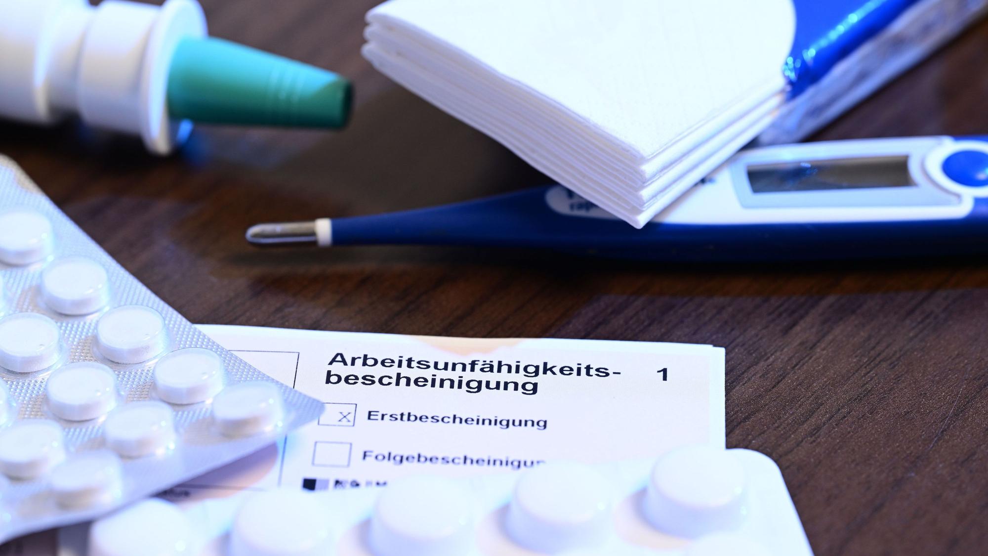 ILLUSTRATION - 18.11.2022, Baden-Württemberg, Stuttgart: Arbeitsunfähigkeitsbescheinigung (zu dpa: «Krankheitstage in Rheinland-Pfalz über Bundesschnitt») Foto: Bernd Weißbrod/dpa/dpa-tmn +++ dpa-Bildfunk +++