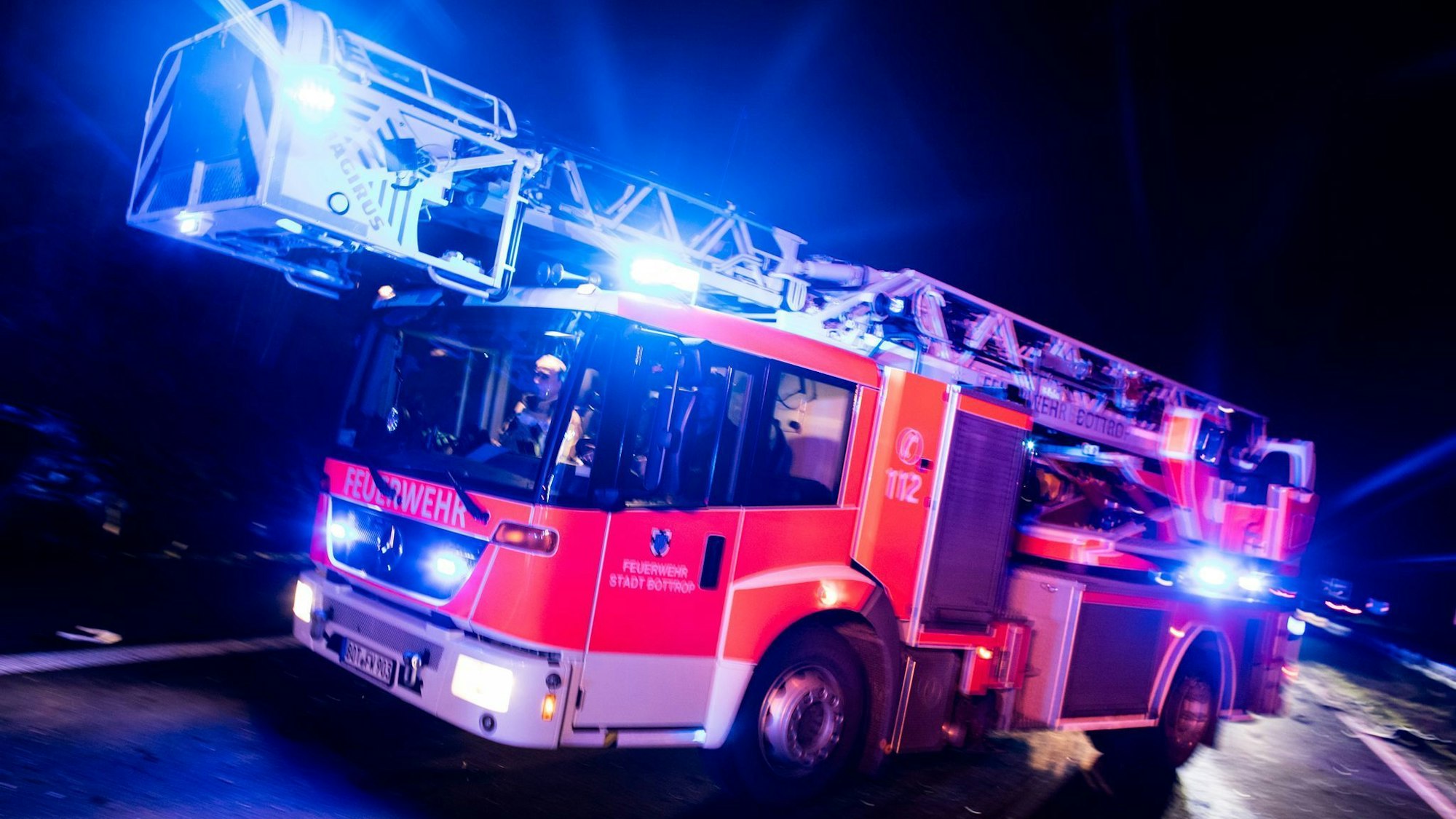 Feuerwehreinsatz bei einem Hochhausbrand in Köln-Braunsfeld.