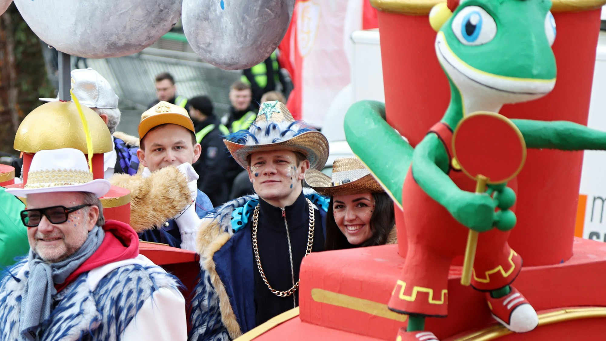 Max von der Groeben und Louise Farina beim Kölner Rosenmontagszug