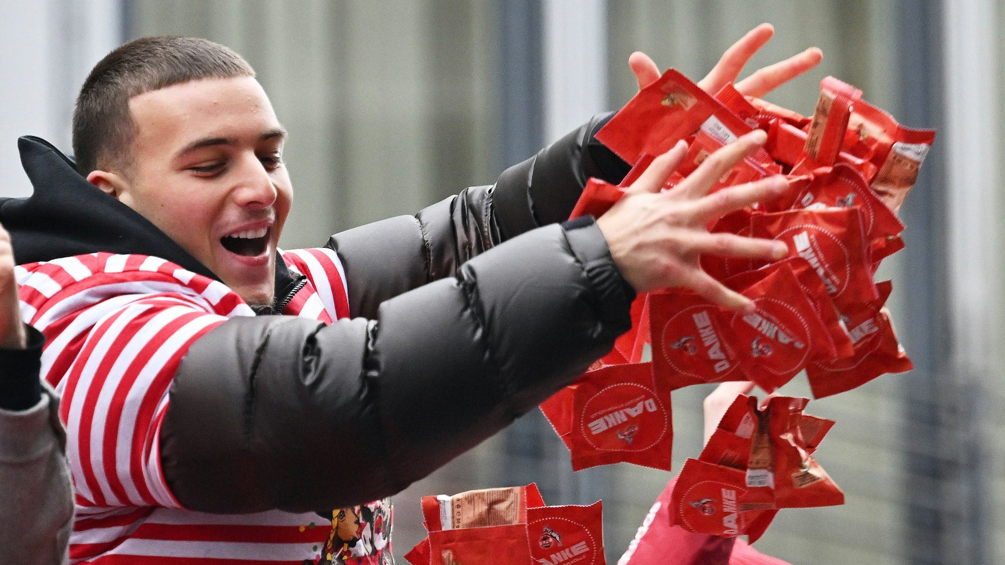 FC-Profi Said El Mala wirft beim Kölner Rosenmontagszug Kamelle.