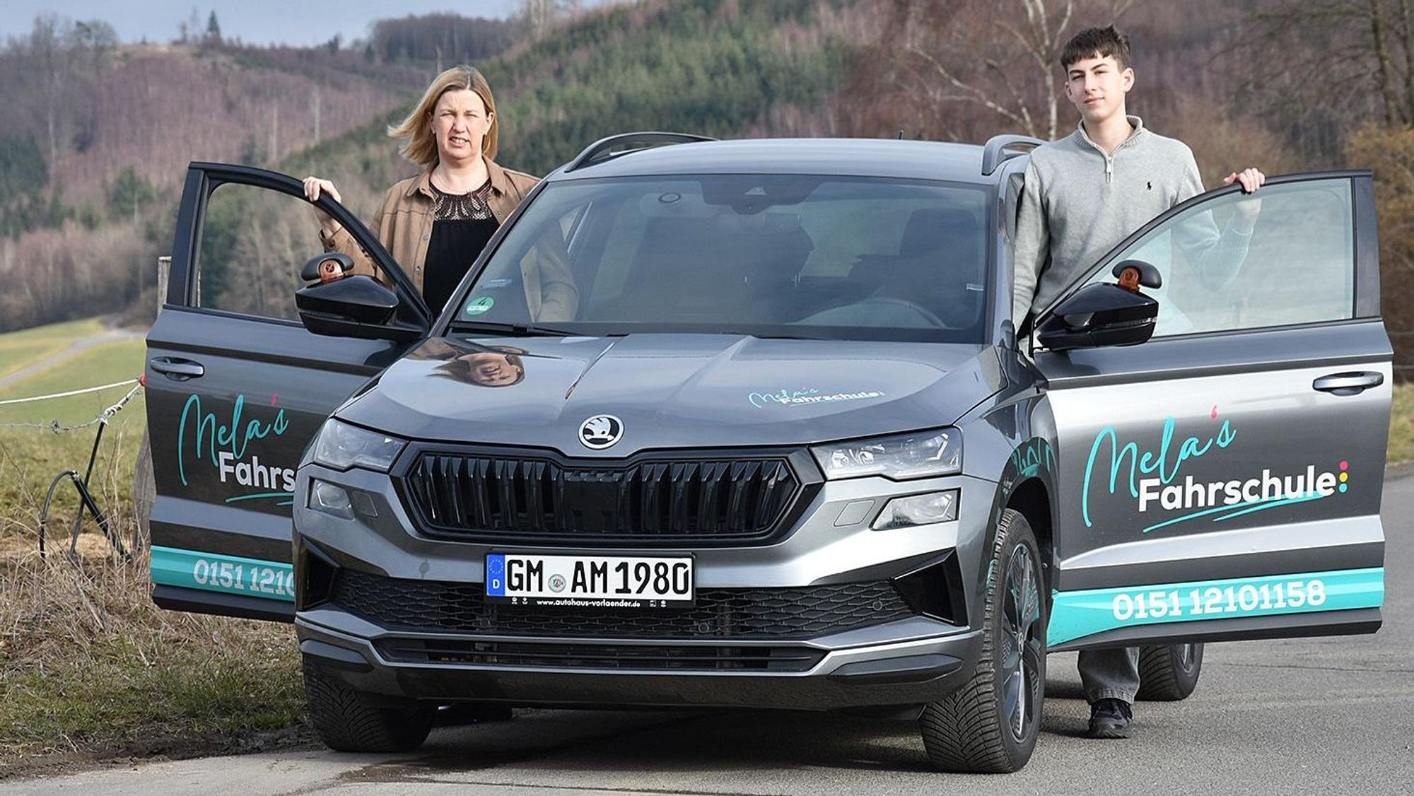 Auf Kritik stoßen die Reformpläne des Bundesverkehrsministeriums bei Fahrlehrerin Melanie Reidl-Müller, hier mit FahrschülerTim.