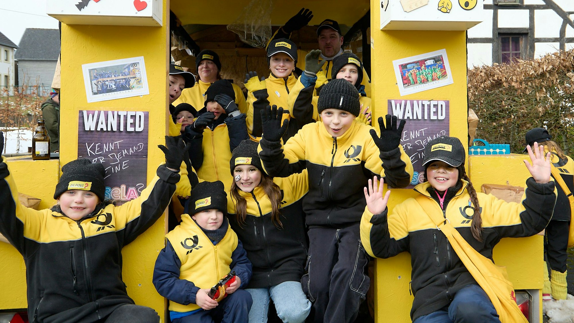 In besonders jecker Ausstattung kommt die Post in Hecken auch am Veilchendienstag an.