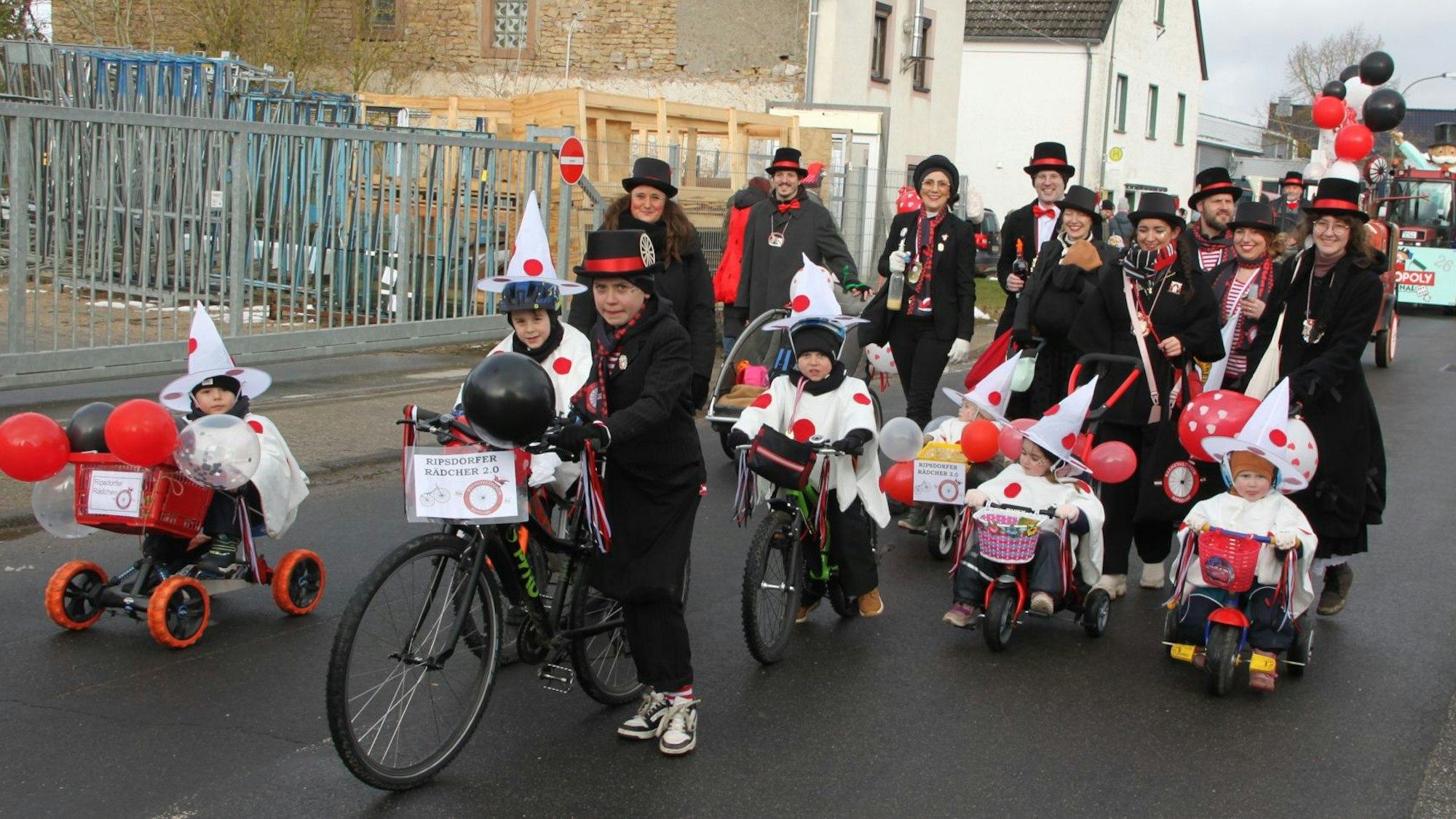 Jede Menge Rädchen: Stilecht erinnerten die Ripsdorfer an die Gründungsgeschichte ihre Karnevalsvereins vor 70 Jahren.